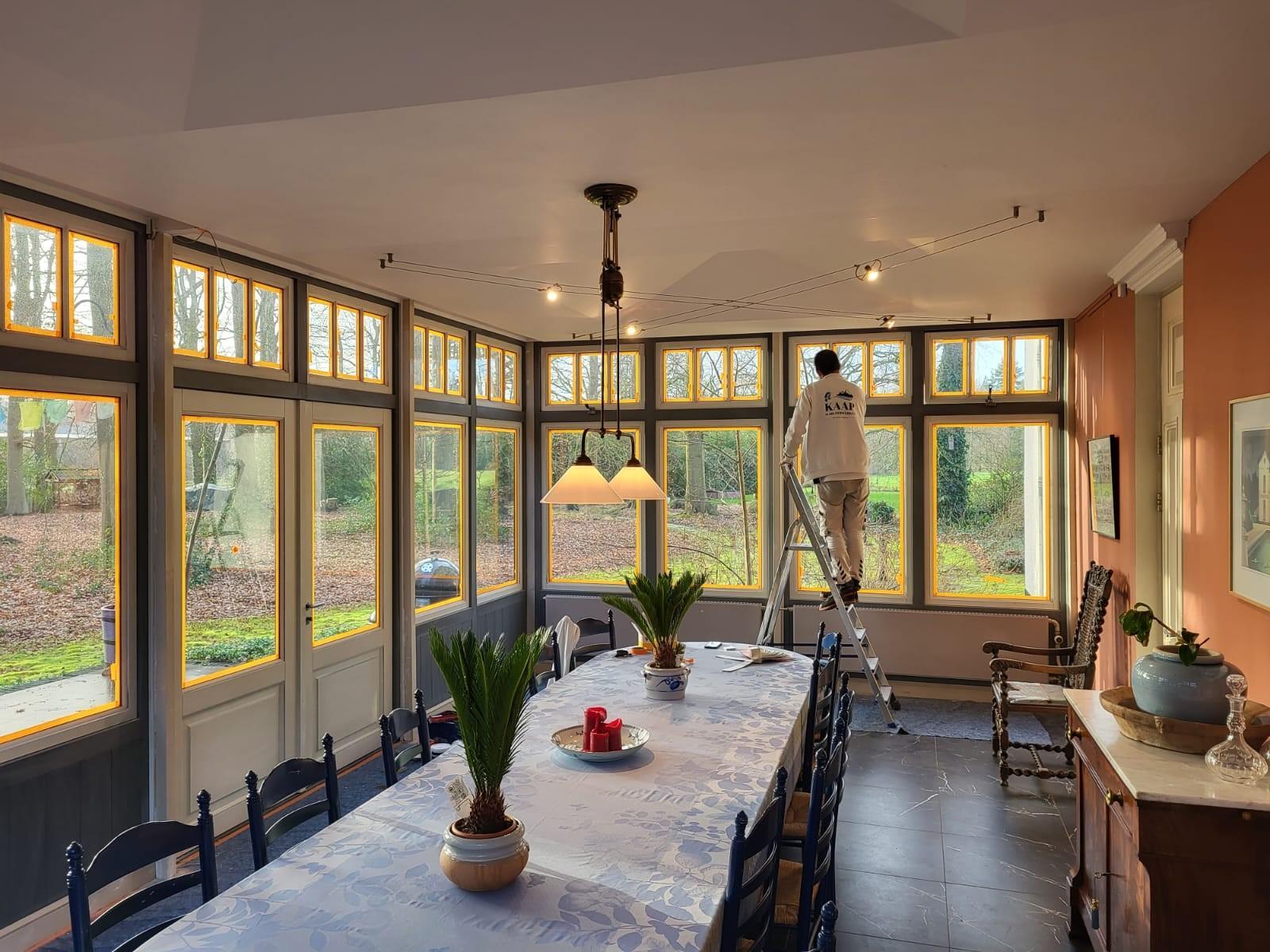 man schildert binnen in huis